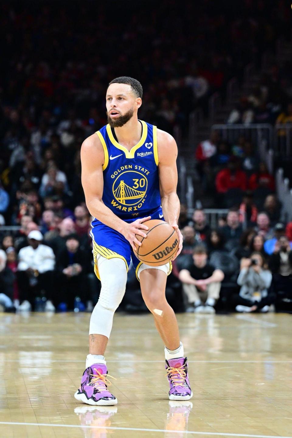 库里成为NBA历史三分命中榜第一，继续刷新记录