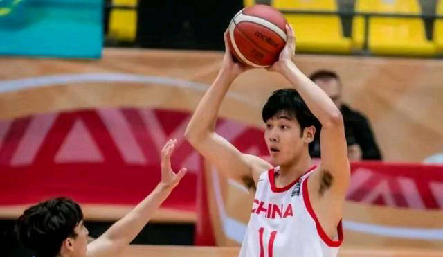 美国男篮在比赛中以微弱优势取得了胜利，值得称赞