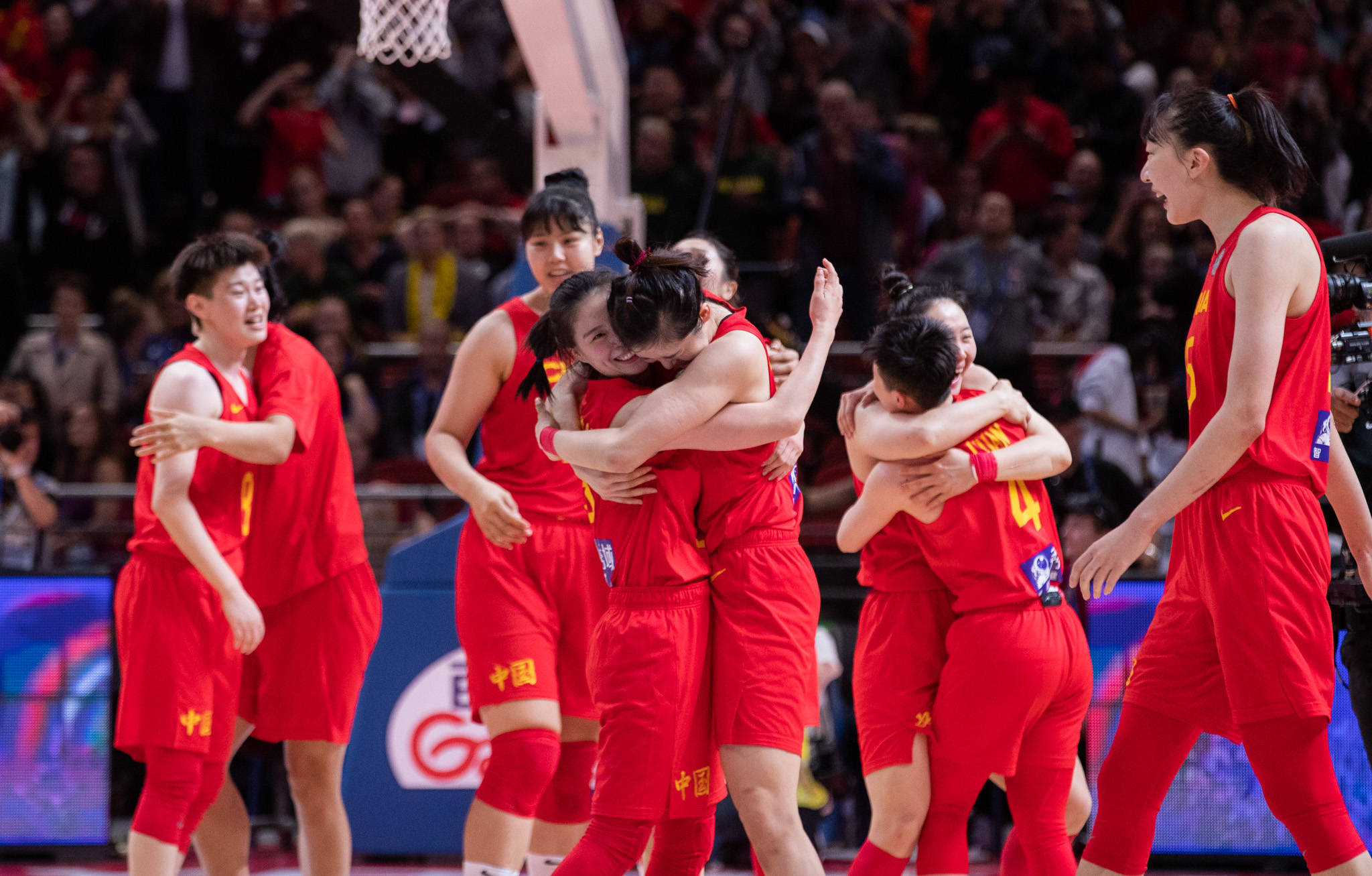 女篮决赛强力对抗，中国队紧随对手