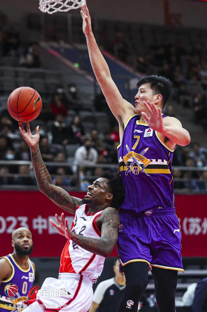 河南银狐男篮客场战胜江苏迎来胜利