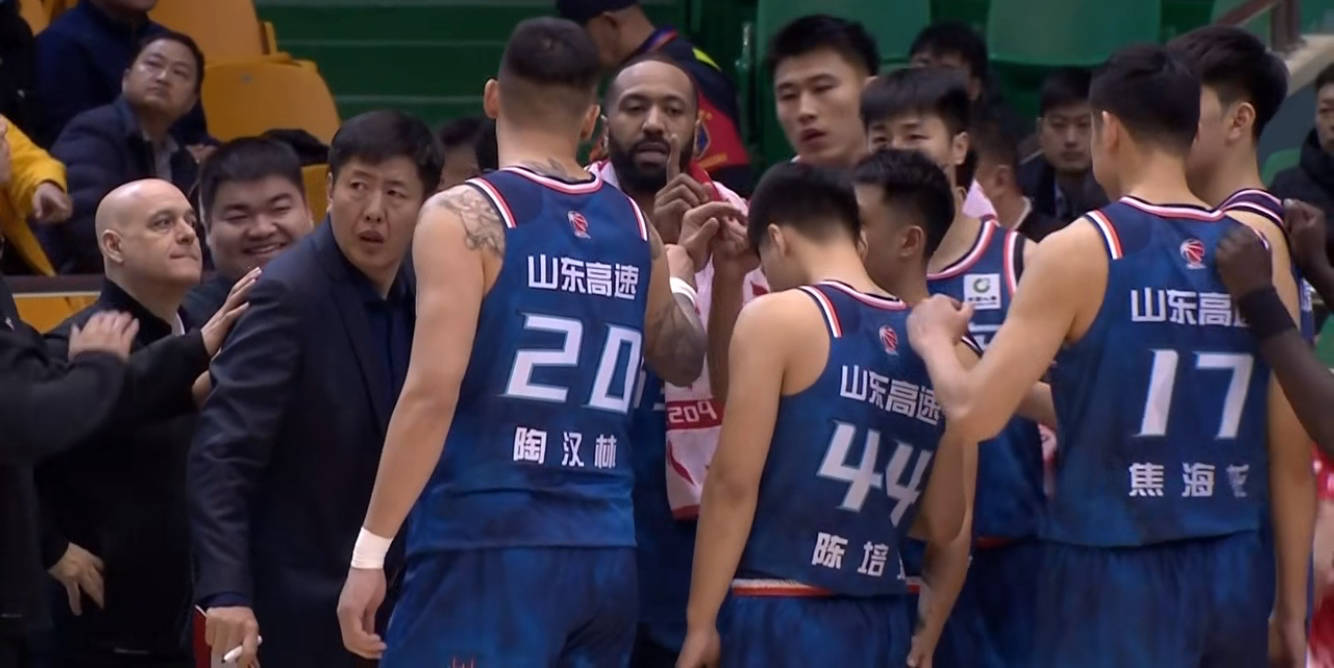山东男篮守护主场，强硬防守