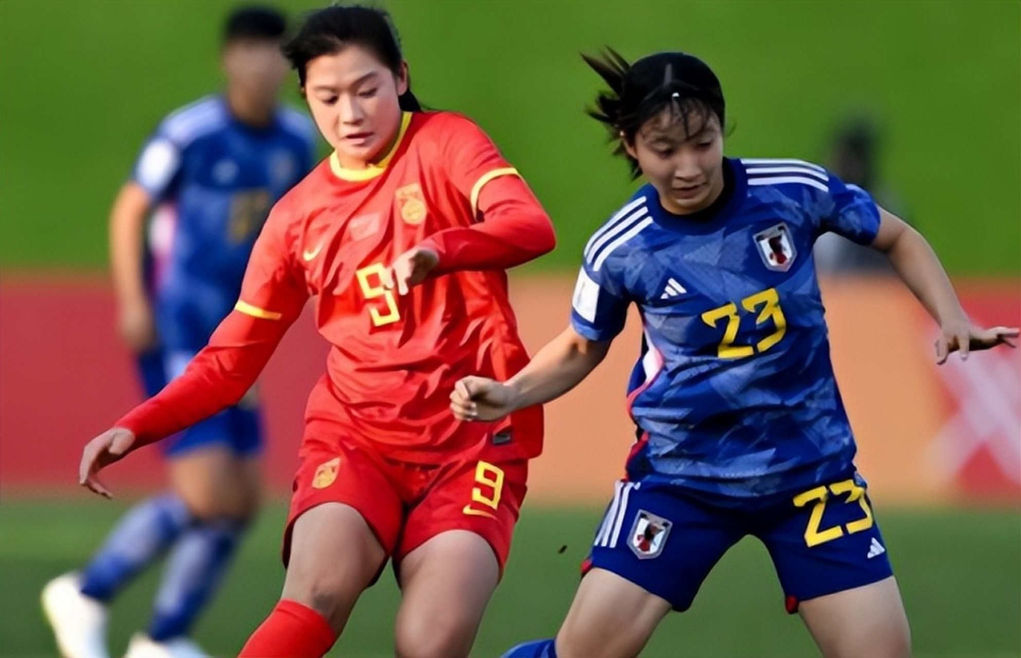 女足联赛激烈竞争展开，球队士气高涨