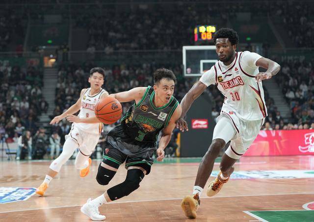 体育赛事精彩纷呈，CBA外援功勋突出