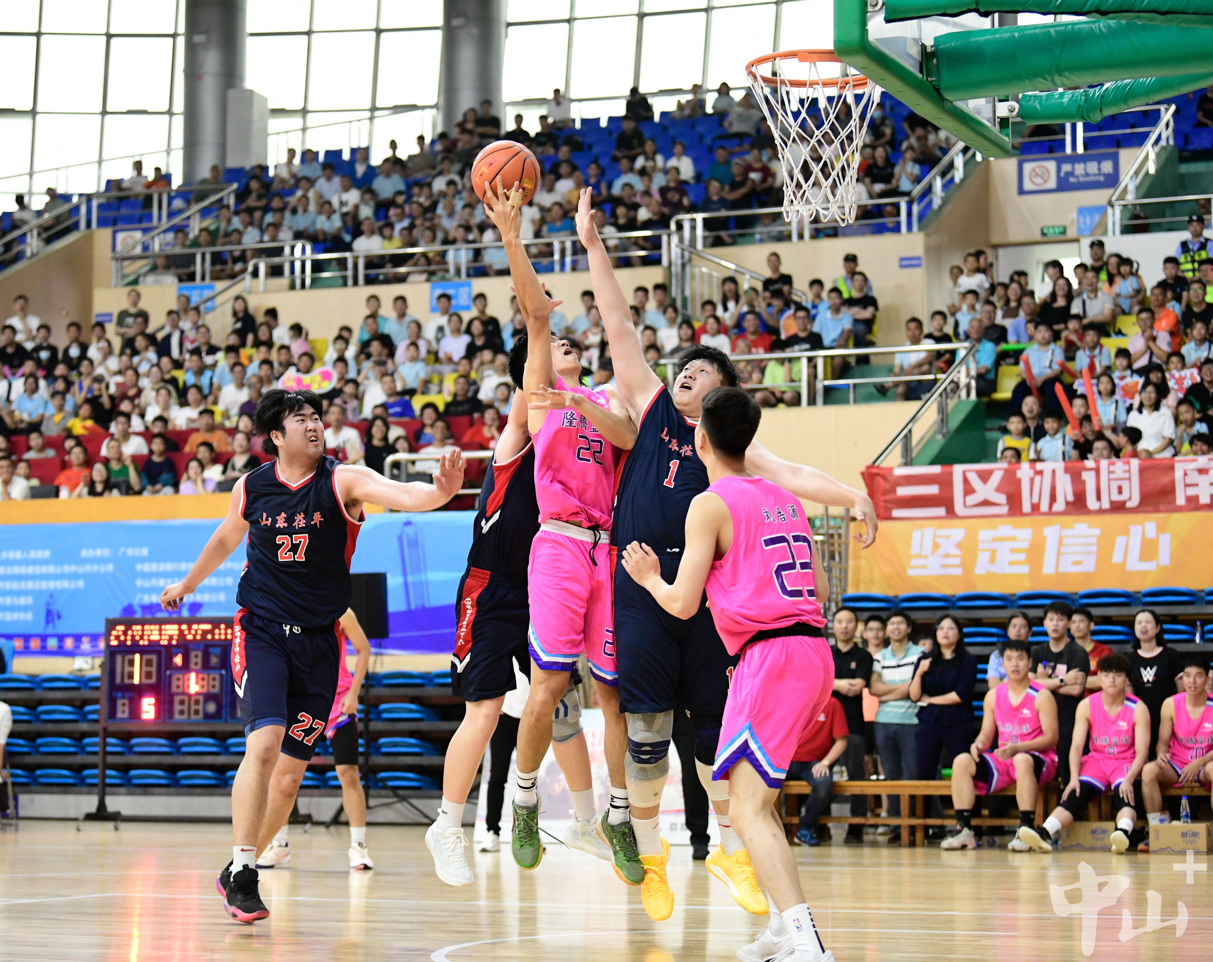 贵州比赛现场火爆，球迷热情高涨，掌声不断