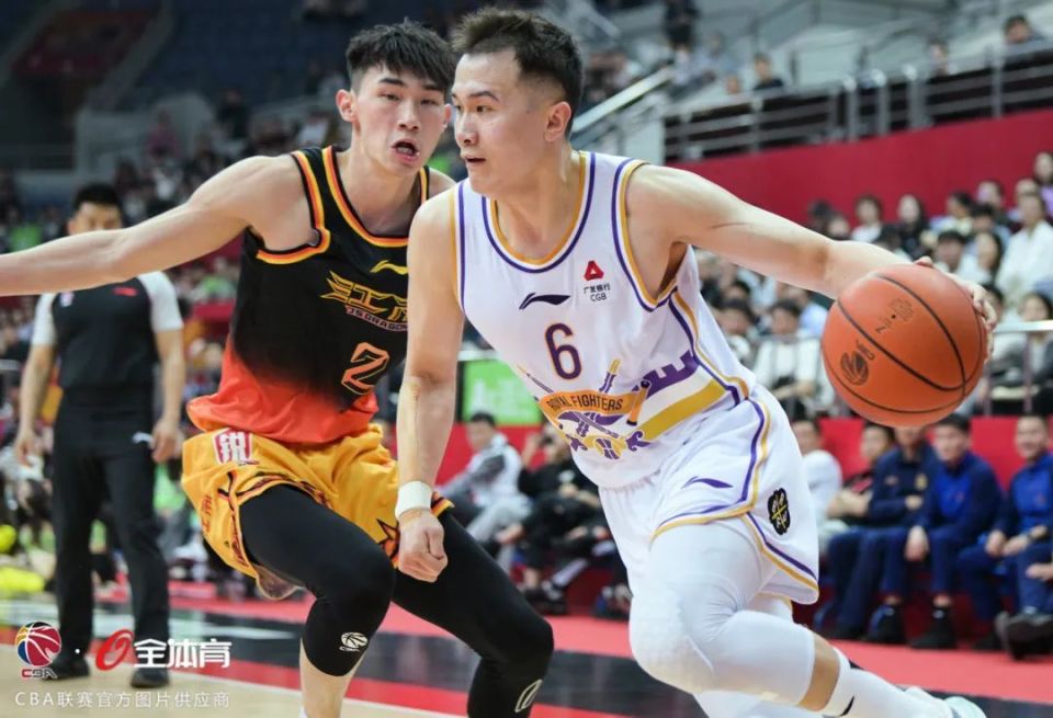 现场直击：CBA新赛季开战，气氛火爆现场燃烧
