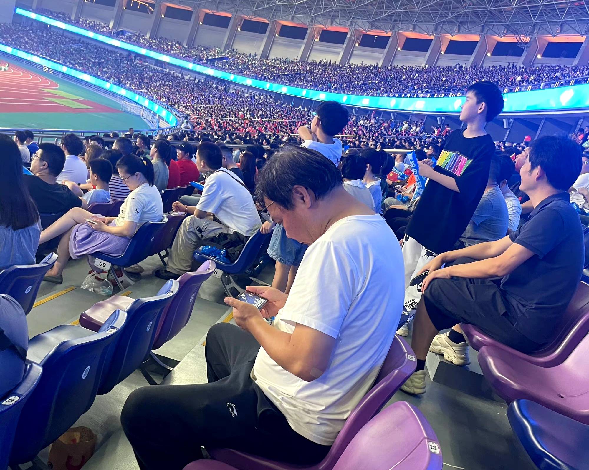 比赛现场高潮迭起，观众掌声不断