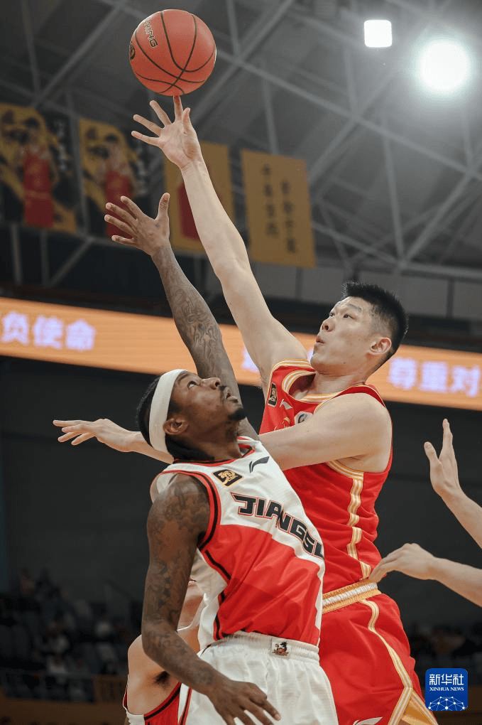 亚运篮球比赛夺冠归来，胜利在望
